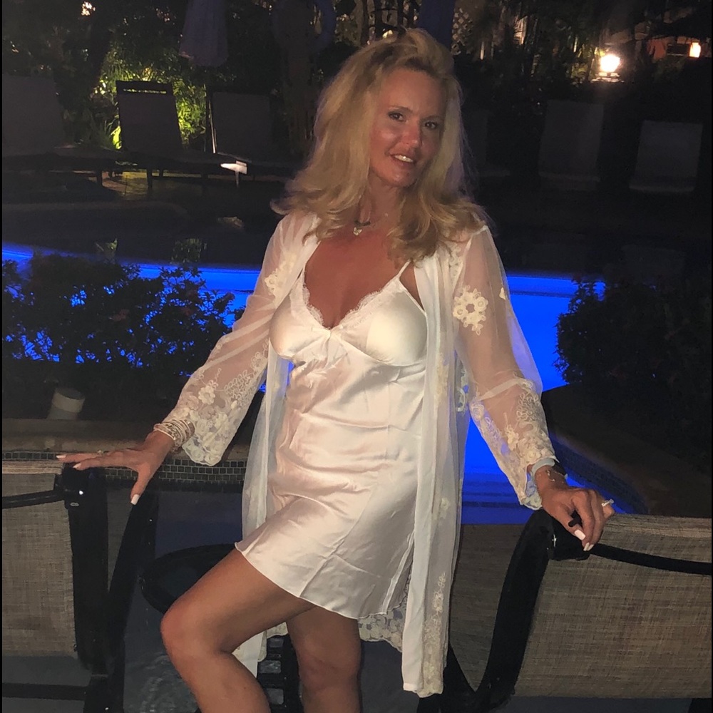 Cream nightie w matching lace robe.